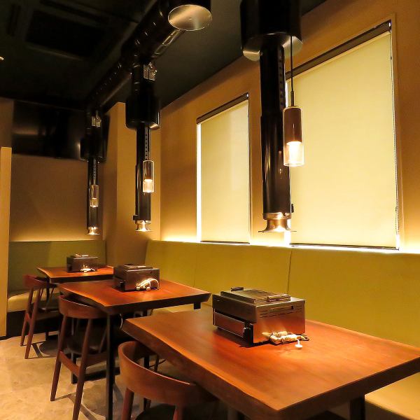 おしゃれな空間と落ち着いた照明が広がる店内でゆったりとした時間をお過ごしいただけます。普段の飲み会や宴会利用だけでなく、特別な記念日・女子会・誕生日など思い出に残る1日のお食事でご利用いただけます。カウンター席、3～5名様のテーブル席など幅広いシーンに対応できるお座席をご用意しております。