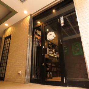 貸切利用も可能です。お気軽にご相談ください。店内は高級感あふれる空間が広がっておりますので、落ち着いた集まりにもご利用いただけます。1枚板を使用したカウンターとテーブル席はオーナーのこだわりです。落ち着いたインテリアも是非お楽しみください。