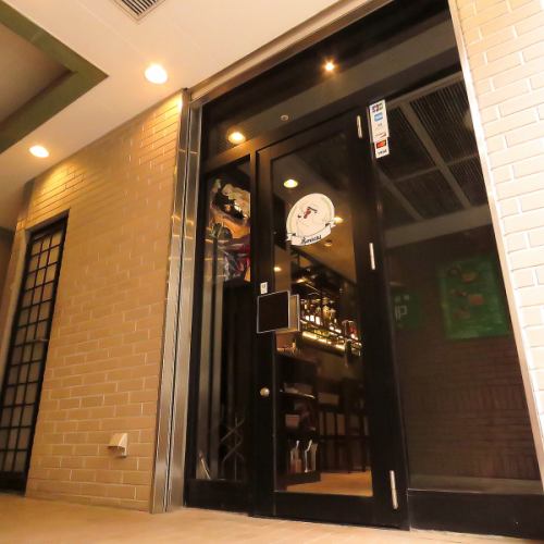 貸切利用も可能です。お気軽にご相談ください。店内は高級感あふれる空間が広がっておりますので、落ち着いた集まりにもご利用いただけます。1枚板を使用したカウンターとテーブル席はオーナーのこだわりです。落ち着いたインテリアも是非お楽しみください。