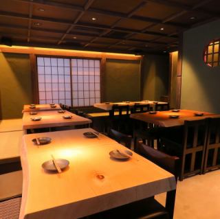 三楼还可承办各类宴会、会议、联欢等大型活动。我们还接受整层楼最多30人的预订，因此请咨询我们的店员以了解详情。这张桌子可容纳六人，非常适合社交。请务必使用。