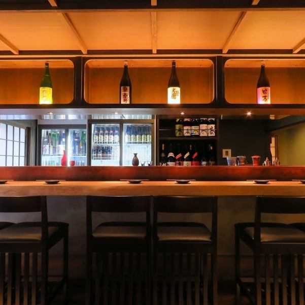 【カウンター席】【テーブル席】【個室】各種ご用意ございます！【カウンター】デートやサク飲みに！【テーブル】複数人での飲み会に！【個室】特別な人とのお食事に！しっぽり隠れ家のような空間。　深夜まで営業しておりますので、飲み足りない方の2軒目・3軒目や、日付をまたいだ深夜デートにも最適な当店で♪