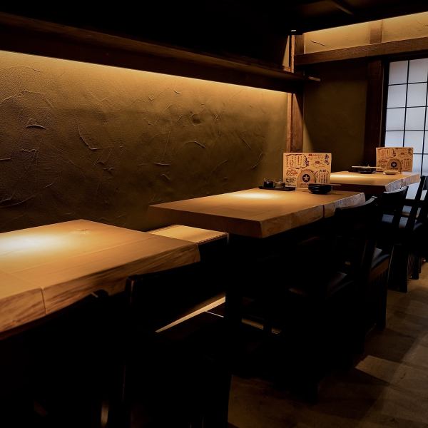 無垢の木材を惜しみなく使い、温かみのある空間で美味しいお酒と料理をお楽しみください。