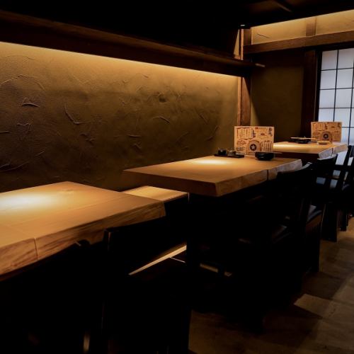 <p>無垢の木材を惜しみなく使い、温かみのある空間で美味しいお酒と料理をお楽しみください。</p>