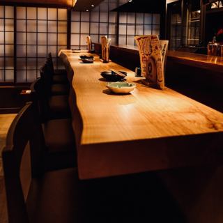 2階にもゆったり寛げる、無垢材栓の美しいカウンター席を完備。贅沢なお料理と旨い酒でしっぽりと飲むも良し、ご夫婦やカップルのデート利用にご利用いただくも良し、幅広い使い方を楽しめるお席です！お席同士の間隔も程よく、プライベートな空間を大切にできるのも嬉しいポイント