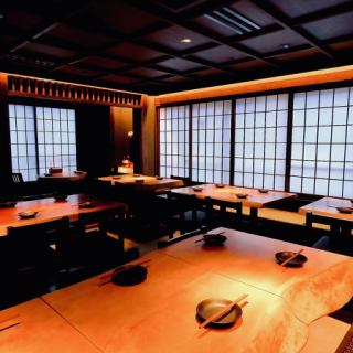 当店では「フロア貸切」も承っております。2階は最大18名様まで、3階は最大26名様までのご利用となりますので、少人数のお集まりから会社宴会などの大型宴会まで、幅広いシーンにご利用いただけます！絶品料理とドリンクを囲み、心ゆくまでお楽しみください
