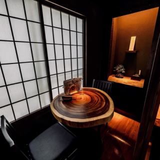 大切な方の記念日やおもてなしのお席に、ぜひ3階の個室席をご利用ください。テーブルに刻まれた年輪は、年月を重ねても末永くお幸せであることを願う、力強いデザイン。プライベート空間を大切にしたい結婚記念日や、お誕生日の御祝いにも大変おすすめなお席です