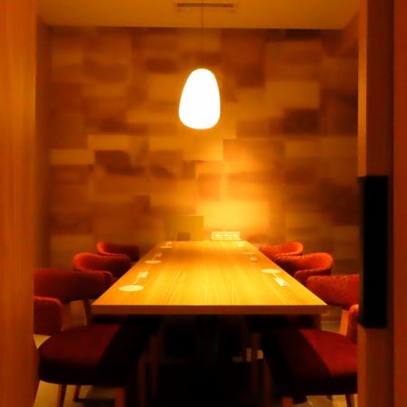 【個室6名様 テーブルタイプ】同僚や仲間と、会社帰りに気軽に飲み会も大歓迎です!当店は海鮮・創作和食料理との相性最高の日本酒や焼酎を多数取り揃えております。日本各地から厳選して取り寄せた銘酒はプレミアム飲み放題でもお楽しみいただけます。自慢の和食料理とお好みの銘柄をご堪能ください。