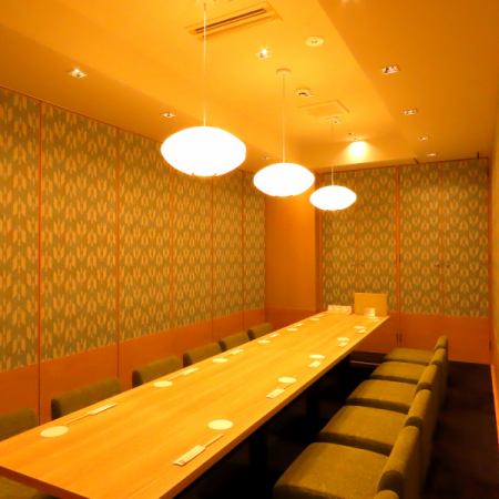 【個室12名様 テーブルタイプ】12名様までご利用可能◎座りやすく足を伸ばしてゆったり寛げるテーブル席は大人気♪接待や会食にピッタリの懐石コースもございます。黒毛和牛やズワイガニなどワンランク上の海の幸・山の幸を贅沢に使用したコースです。大切なシーンに是非お召し上がりください。