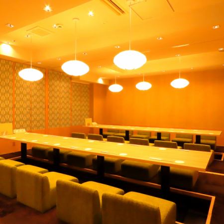 【個室24名様 テーブルタイプ】こちらは20名前後の団体様にオススメの個室です。和モダンでスタイリッシュな空間で会話やお食事をお楽しみください。17時迄・21時以降に宴会開始が対象の「早割・遅割」で、全コース20%OFFでお楽しみいただけます。大人数の宴会には特にオススメです。