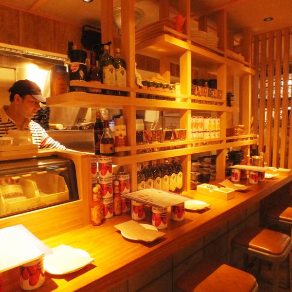 【おひとり様やデートにも♪】店内カウンター前に広がる大きな木の棚は、ディプントの象徴なんです♪カウンターのお席でお仕事帰りにさくっとワイン♪気軽にワインを飲んで、ワインによく合う生ハムやお料理を食べて、気軽にふらっと立ち寄っていただける アットホームな雰囲気のお店です♪