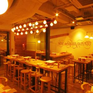 店内中央に置かれた大きなテーブル席♪みんなでテーブルを囲むのも楽しいですよ♪