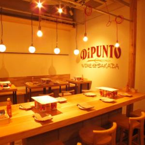 天井から垂れ下がったランプがぽわーんと店内を照らします♪