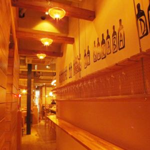 【店内はお洒落な内装♪】女子会やウエディング2次会やワインパーティーに最適です♪着席時50名様～70名様まで、立食時～90名様まで貸切でご利用頂けます。結婚式の二次会や、職場のご宴会など、様々なシーンにご対応致します。