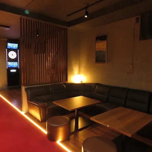 店内はカラオケとダーツを備えたアミューズメント空間。大人の方に向けた落ち着きと楽しさを両立します。VIP個室は8名様以上で利用可能で特別感を演出。二次会や仕事終わりにも最適で、仲間との時間をより充実させます◎プライベート感を重視した集まりにもおすすめです。心地よい雰囲気です。