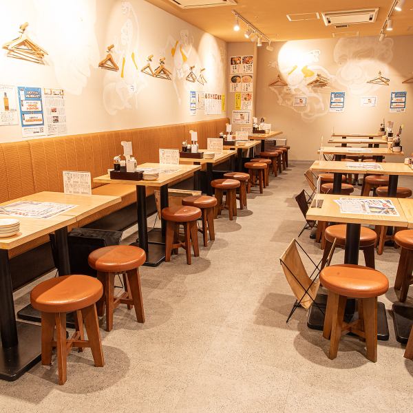 店内は活気があり、みんなでわいわい楽しむのにぴったりの大衆居酒屋テイストです。カウンター席やテーブル席が並び、気軽に立ち寄れる雰囲気があります。温かい照明と、美味しい香りが漂う空間で、友達や同僚とのカジュアルな飲み会をさらに盛り上げます。居心地の良さが若者にも好評です!