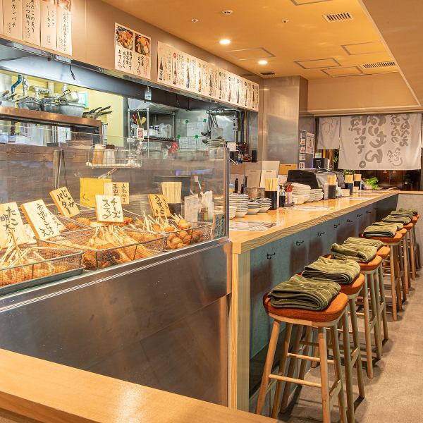 一人飲みにおすすめのカウンター席から、仲間と語り合えるテーブル席、そして宴会に最適な広々とした座敷席まで、様々なタイプの席をご用意しています。特に足を伸ばしてくつろげる座敷席は、長時間でも快適に過ごせると好評!カジュアルながらも、利用シーンに合わせて席を選べる使い勝手の良さも魅力です。