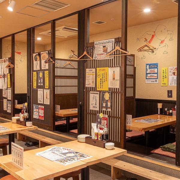 少人数のグループで、少し落ち着いた空間で飲みたい時には、半個室の利用がおすすめです。完全に仕切られてはいませんが、周りを気にせず仲間との会話や食事に集中できます。デートや記念日のようなかしこまった雰囲気ではないため、普段使いの飲み会で重宝すること間違いなし!アットホームな居心地の良さも感じられます。