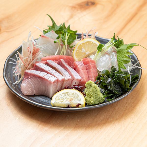 海鮮も充実★新鮮で分厚い!自社の魚屋から仕入れる旬の鮮魚を豪快な【お刺身】してお召し上がりください◎