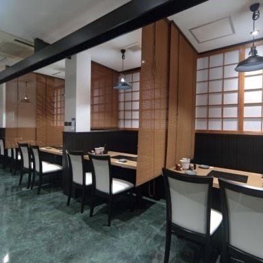 【広々空間】ゆとりのある店内で通路も広々◎周りを気にせずゆっくりお過ごしいただけます！接待や会社宴会にもおすすめです♪