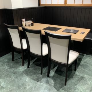 【6名席×1卓】6名でご利用いただけるテーブル席◎広々としたゆったりテーブルでくつろげます♪隣席と合わせて最大10名でご使用いただけます！