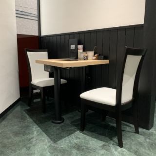 【2名席×1卓】2名でご利用いただけるテーブル席◎おひとりさまも大歓迎♪カップルシートとしてもおすすめです！
