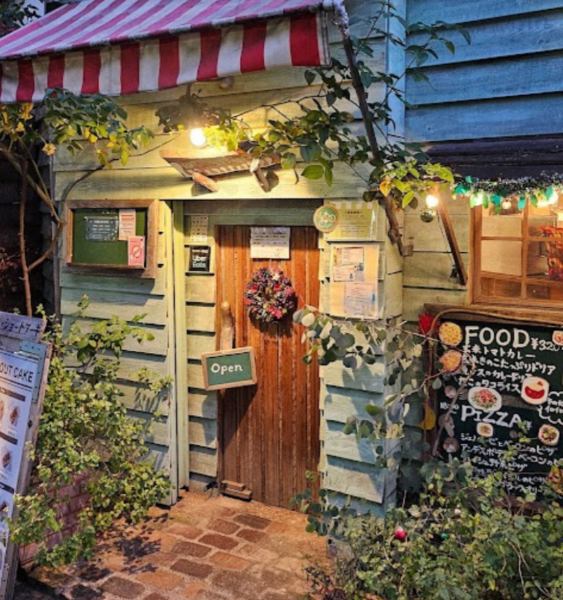 ＪＲ吉祥寺駅徒歩８分！アパートをリノベーションして作られたおうちカフェです☆所々に可愛い絵が描かれており、まるで絵本の中に居るみたい♪♪女子会やデート、お誕生日会などなどいろいろなシーンでご利用いただけます◎隠れ家カフェでぜひ癒しのひとときをお過ごしください。。。