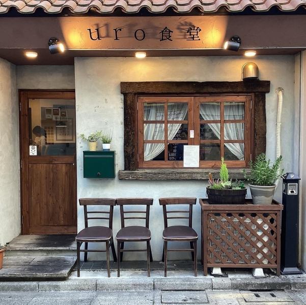 【氛围】这家店里播放着爵士乐，有时热闹非凡，有时又十分安静。