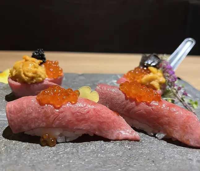 從仙台站步行 2 分鐘即可到達，專營肉類壽司、海膽卷、各種清酒、肉類宴席和肉類居酒屋（日式酒吧）。