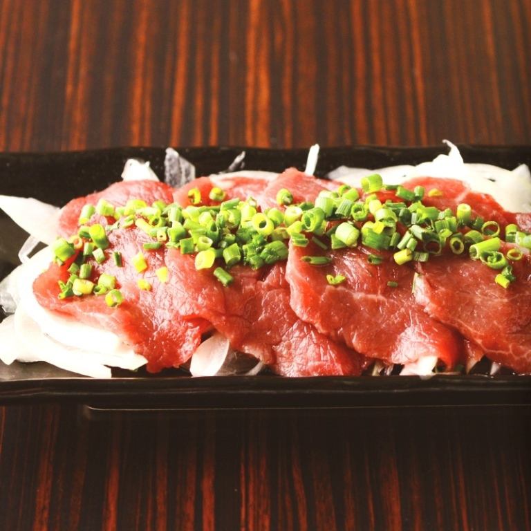 來自熊本的正宗生魚片具有一種融化的味道。麻mo鍋也很不錯！