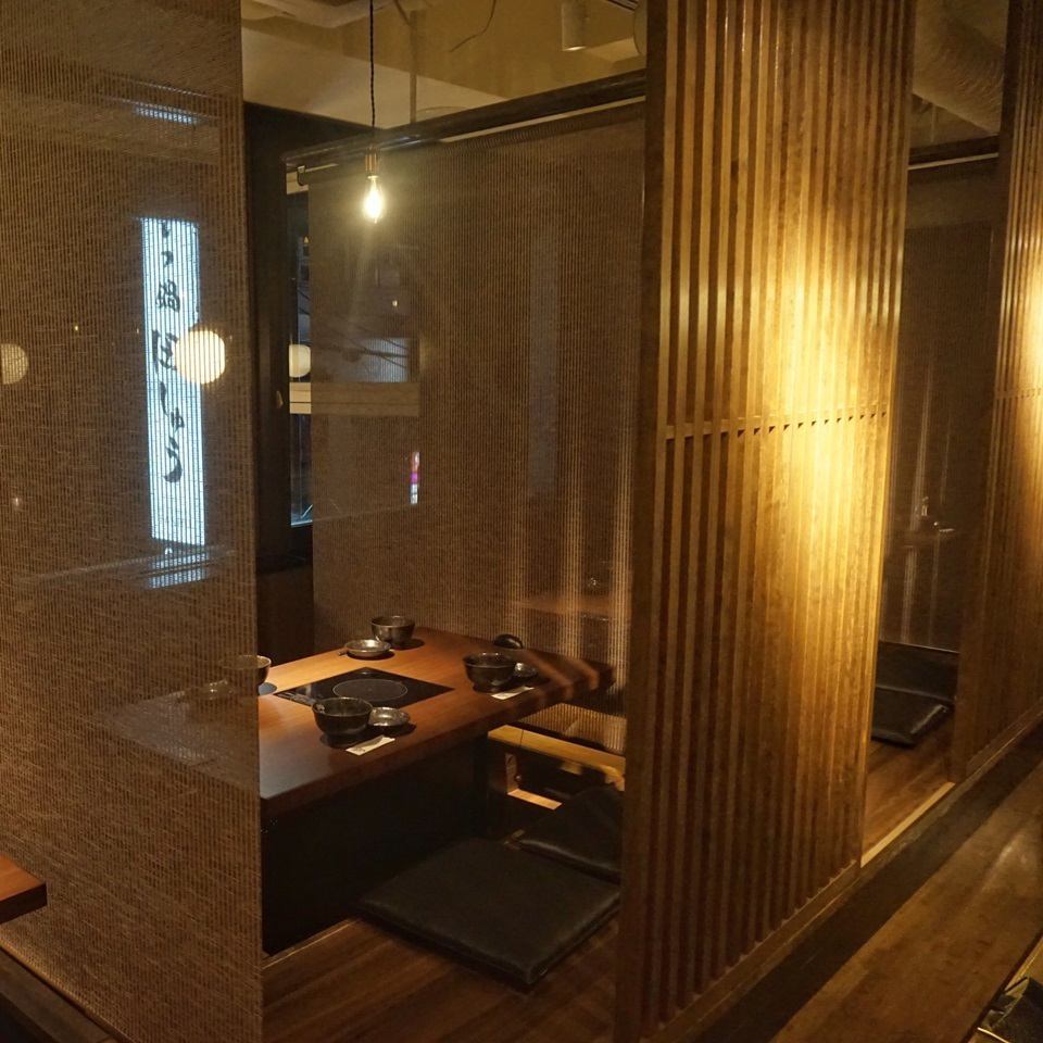 開放感あふれる天井が高い店内ホールは女性に人気のテーブル席。