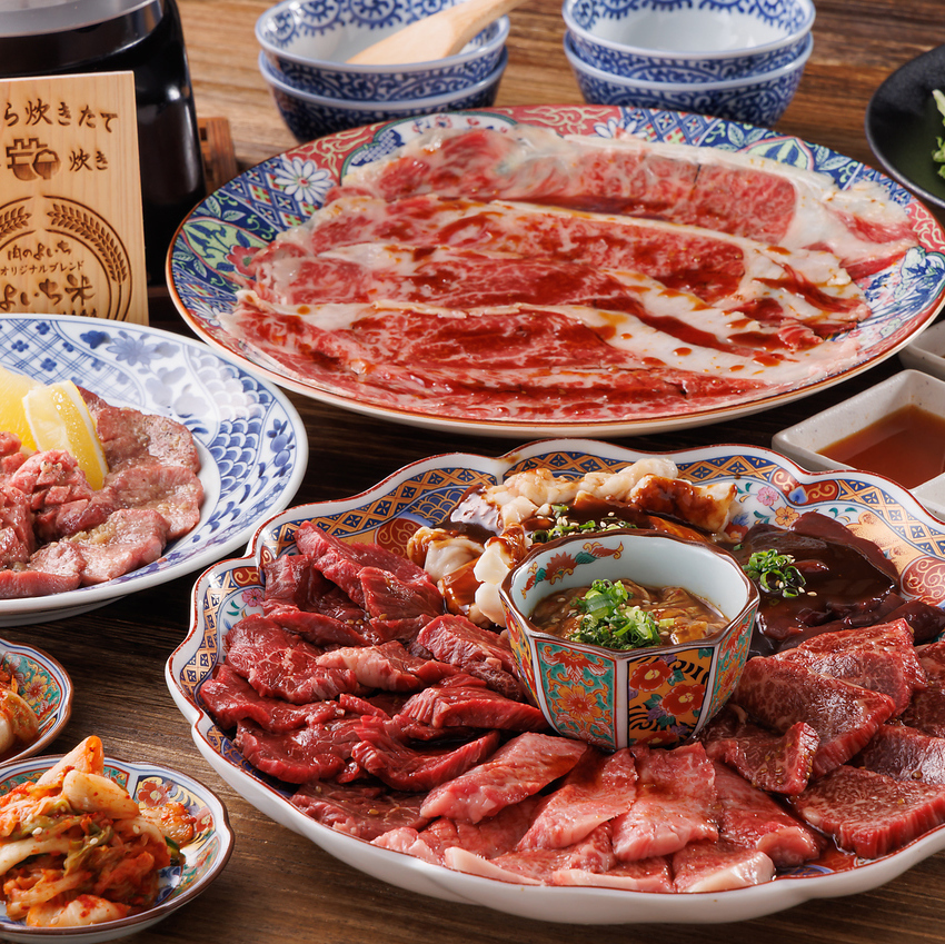 名物“肉の階段盛”で写真映え間違いなし!知多牛カーテンロースなど人気部位ズラリ★