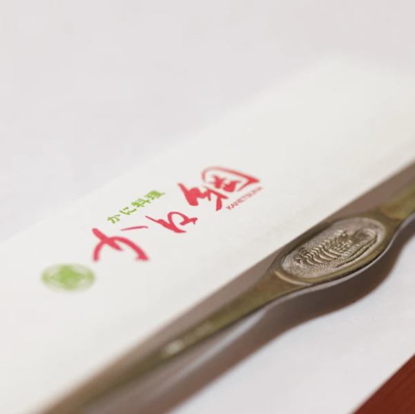 親族が集まる大切なひとときにふさわしい、和の空間でのお食事が楽しめます。故人を偲ぶ会食にも利用される『つばき』は、法事のお昼のかに会席として特に好評です。個室も多く完備し、集まる人数に応じたアレンジにも対応しています。