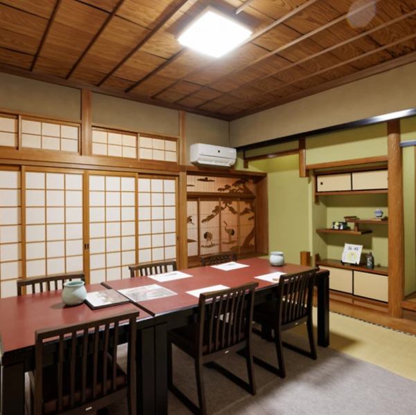 部屋ごとに趣きが異なる大小さまざまな個室席を完備しています。接待やデートなど特別なシーンに最適な完全個室席があり、お座敷にテーブルを設置した「金波」や「銀波」をはじめ、さまざまな人数に対応可能です！じっくりと料理を満喫できる、水入らずの空間をご用意しています♪