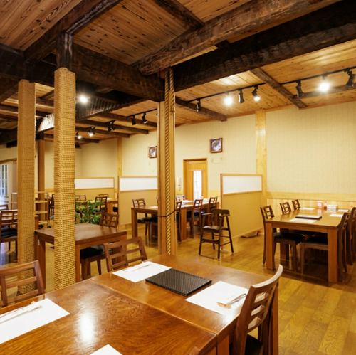 落ち着いた雰囲気の店内