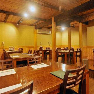 テーブル席も複数ご用意しております。おいしさはもちろんのこと、趣きのある日本家屋も心を穏やかにしてくれます。