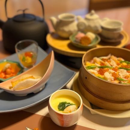 <평일 한정 런치 메뉴> 게세이로 찜 런치 2420엔(부가세 포함)