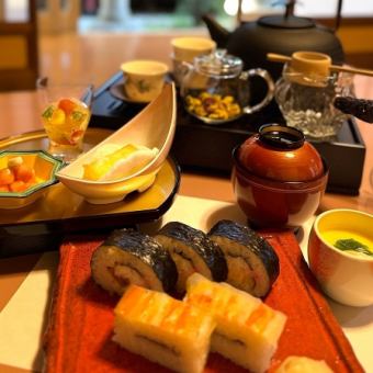 <Weekday only lunch menu> Crab sushi lunch 2,640 yen (tax included)