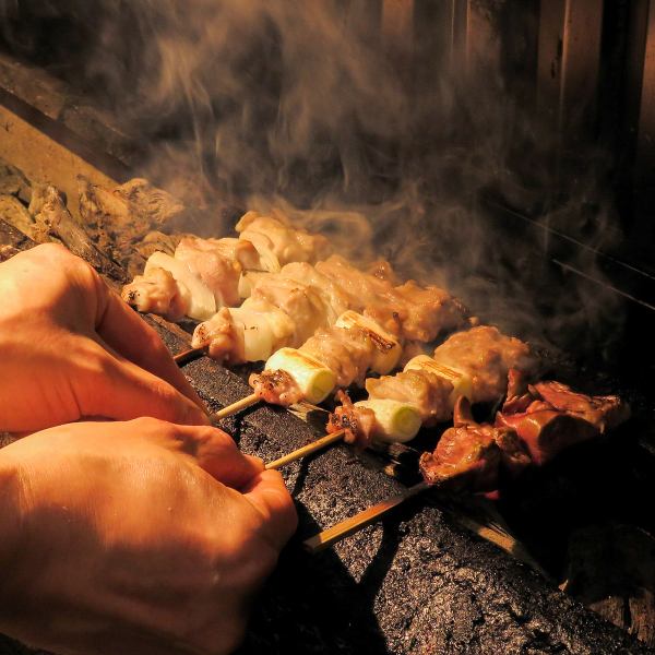 用“纪州备长炭”小心地完成。提供最好的多汁、芳香的烤鸡肉串。