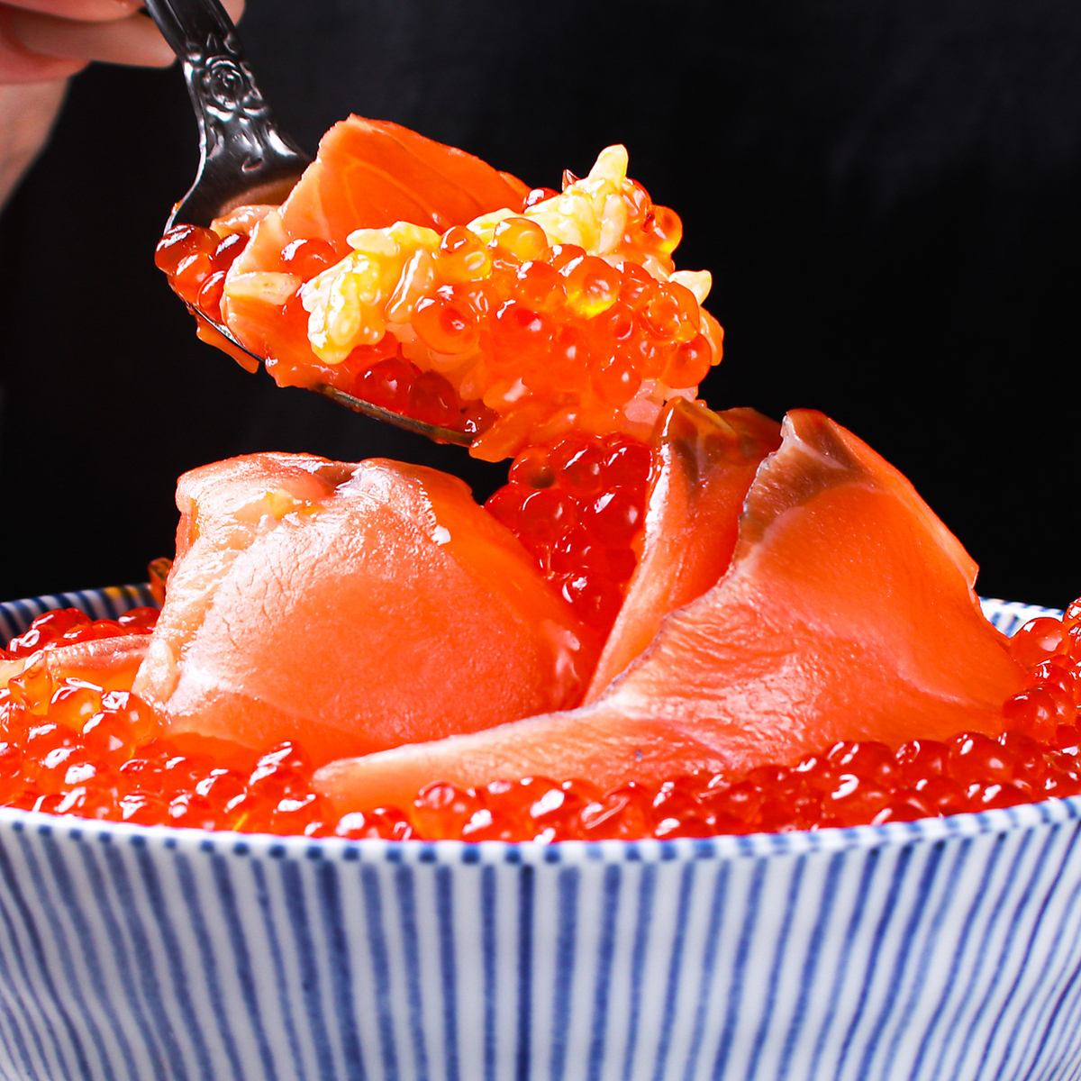 Salmon, salmon roe, shrimp, crab... we have all the seafood you want to eat!