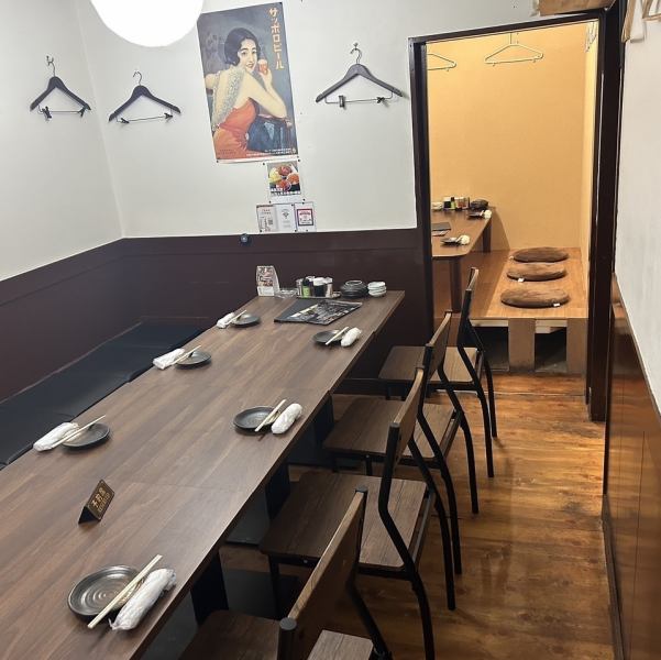 テーブル席は2名様～最大21名様までOK！1席横並び最大13名様、近くのテーブルもご利用いただいて最大21名様となります。