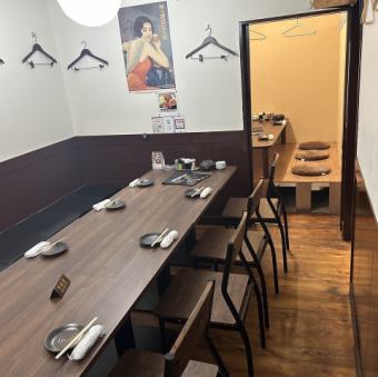 テーブル席最大13名様、奥のお座敷7名様で横並び一区画で最大20名様までご案内可能♪
