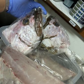 完全個性化!鯛魚和鰤魚涮涮鍋,盛於小鍋中。共10道菜。 120分鐘暢飲。長達2.5小時的用餐體驗。