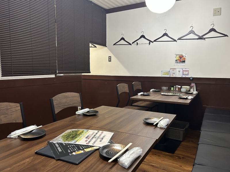 テーブル席は2名様~最大21名様までOK!1席横並び最大13名様、近くのテーブルもご利用いただいて最大21名様となります。