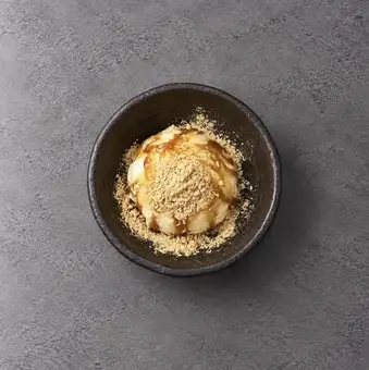 Vanilla ice cream (with brown sugar syrup and kinako powder)