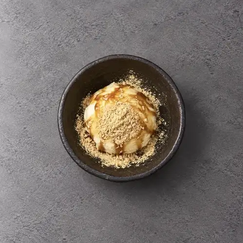 Vanilla ice cream (with brown sugar syrup and kinako powder)