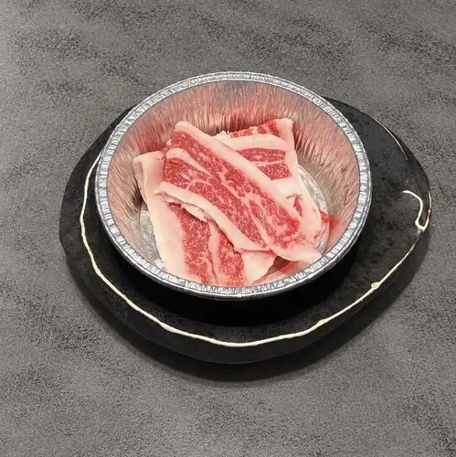 切成薄片的牛小排，配飯吃很不錯。