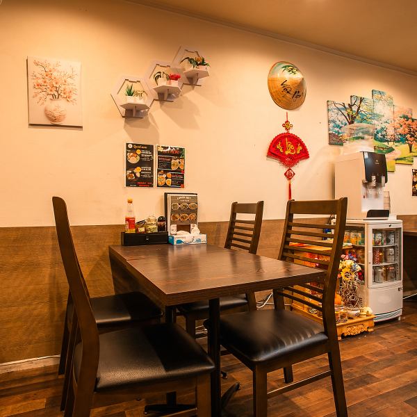 ≪テーブル席≫木目調のテーブルと床が温もりを感じさせる店内は、白い壁が明るさを引き立て心地よい雰囲気。自然素材の温もりと清潔感が融合した空間で、リラックスして料理やドリンクを楽しめます。