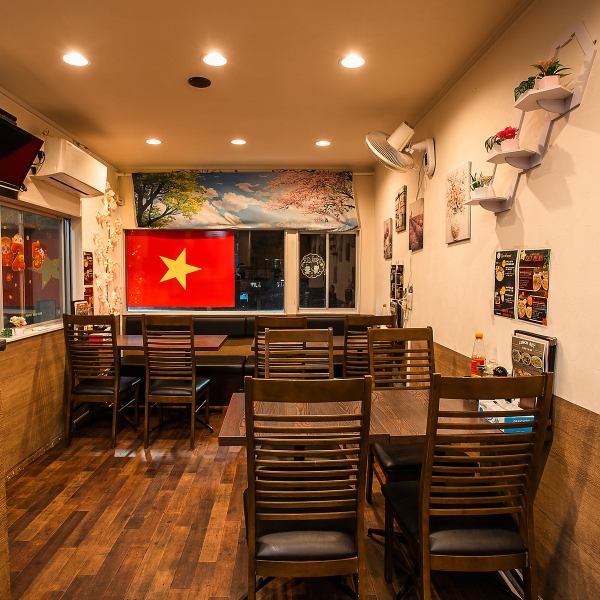 ≪店内の雰囲気≫大きめの窓からは日中はたっぷりと自然光が差し込み、明るく開放的な空間を演出。外の景色を楽しみながら、心地よい時間を過ごせます。ゆったりと寛げる座席で、リラックスしながら料理と一緒に会話もお楽しみいただけます。