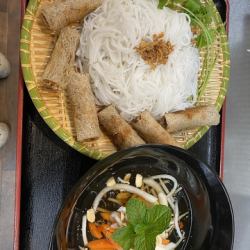 海鮮春巻きビーフン