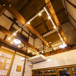 【テーブル席　2×7】当店の2名様用テーブルは7卓あり、デートや友人との食事に最適です。ご利用人数に合わせてお席の調整が可能で、柔軟に対応いたしますので、ぜひお気軽にご相談ください。アットホームな雰囲気の中で、美味しい料理を楽しみながら、素敵なひとときをお過ごしください。